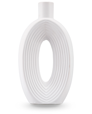 Le Vase Soft Bloom 27 cm blanc cassé est un vase moderne en céramique avec une forme ovale, des nervures concentriques, un centre creux, une finition lisse et un petit col cylindrique - idéal pour exposer des fleurs artificielles en soie.