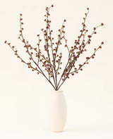 Le bouquet de fleurs artificielles en soie Callicarpa Purple est disposé en forme d'éventail - parfait pour les présentations d'automne ou pour exposer des fleurs en soie violettes éclatantes sur un fond clair.