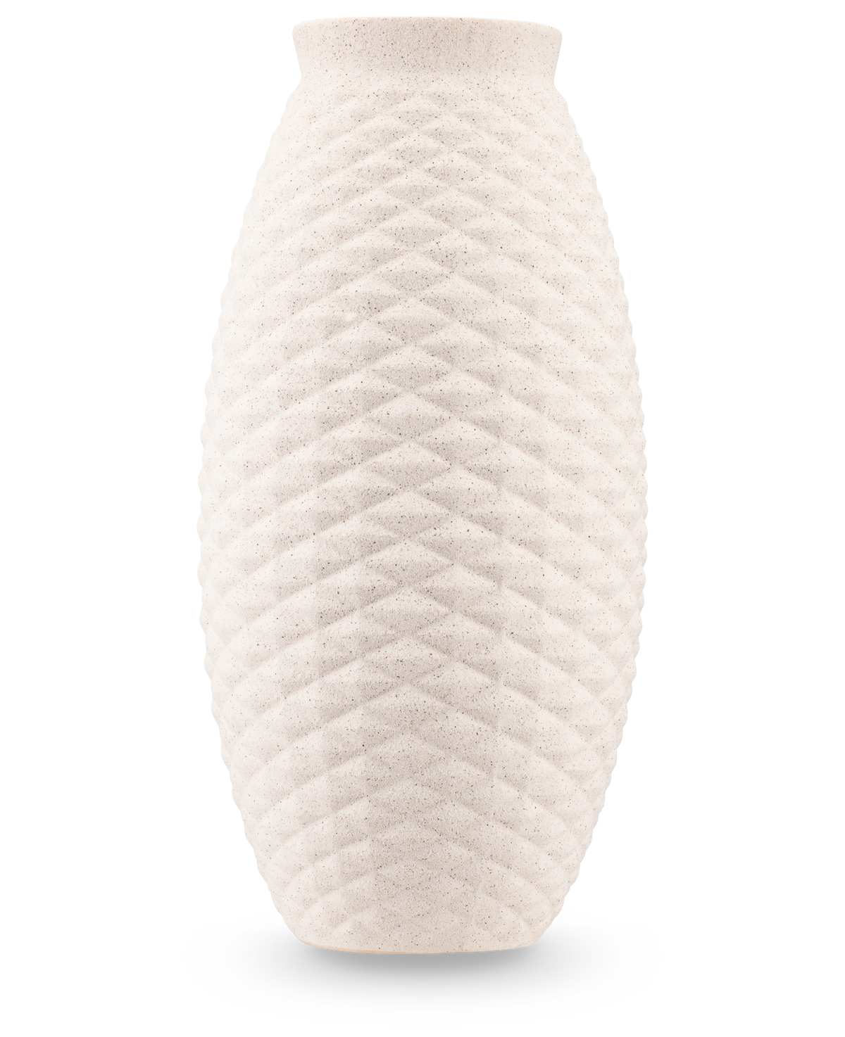 De Vaas Vessel 33 cm beige is een hoge vaas van gebroken wit keramiek met een oppervlak in ruitpatroon en een brede, licht uitlopende opening, tegen een effen witte achtergrond.