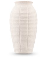Le Vase Wild Petal 26 cm beige est un vase haut en céramique structurée aux nervures verticales et au bord légèrement évasé, sur un fond uni blanc.