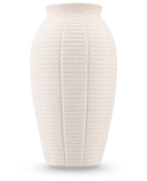 Le Vase Wild Petal 26 cm beige est un vase haut en céramique structurée aux nervures verticales et au bord légèrement évasé, sur un fond uni blanc.