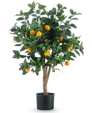 L'Oranger Artificiel RT 90 cm a des feuilles d'un vert éclatant et plusieurs oranges mûres sur les branches, sur un fond blanc uni.