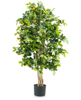L'Oranger Artificiel 120 cm deluxe est un grand oranger artificiel avec des feuilles vertes et des petits fruits orange dans un pot noir, sur un fond blanc uni.
