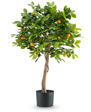La Plante Artificielle Oranger 90 cm est un oranger en pot avec un tronc torsadé, des feuilles vertes luxuriantes et des petits fruits orange sur un fond blanc uni.