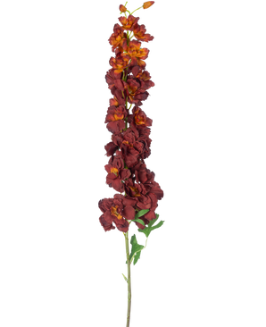 La Fleur artificielle Delphinium 105 cm bordeaux a une longue tige unique avec plusieurs fleurs artificielles rouge foncé et orange et des feuilles vertes, isolées sur un fond blanc.