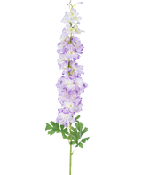 La fleur artificielle Delphinium 105 cm violet a une seule longue tige de fleurs artificielles violet clair avec des feuilles vertes, représentées sur un fond blanc uni.