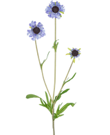 La fleur artificielle Scabiosa 63 cm bleue a une seule tige verte avec trois branches, chacune couronnée d'une fleur bleu-violet clair ressemblant à une marguerite et de feuilles vertes foncées et allongées au milieu, le tout sur un fond blanc uni.