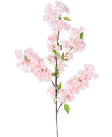 La Fleur de Cerisier Artificielle 100 cm rose a une longue tige brune, des bouquets de fleurs de cerisier rose clair et des feuilles vertes sur fond blanc.