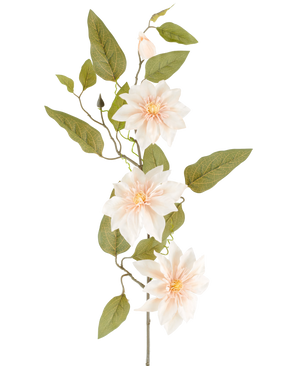 Une clématite artificielle détaillée de 81 cm de couleur « vieille crème » se compose de trois fleurs rose clair, de diverses feuilles vertes et de quelques bourgeons, sur un fond blanc uni.
