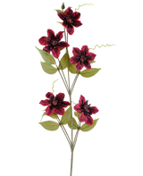 Une seule fleur artificielle Clematis 78 cm bordeaux, une tige artificielle, se compose de cinq fleurs de couleur bordeaux rouge foncé avec des centres sombres, entourées de feuilles vertes et de vrilles enroulées, sur un fond blanc uni.