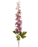 Une seule tige de fleur artificielle Delphinium de 79 cm mauve avec de multiples fleurs roses et violettes aux tons mauves qui fleurissent vers le haut, accentuées par des feuilles vertes, représentées sur un fond blanc.
