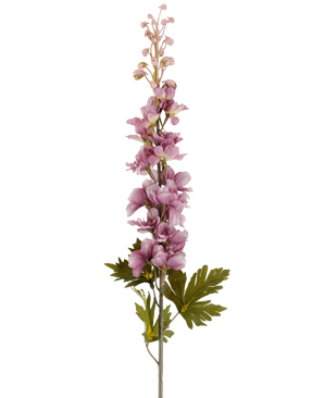 Une seule tige de fleur artificielle Delphinium de 79 cm mauve avec de multiples fleurs roses et violettes aux tons mauves qui fleurissent vers le haut, accentuées par des feuilles vertes, représentées sur un fond blanc.