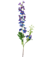 Une seule grande fleur artificielle Delphinium mesurant 79 cm avec une tige violette, avec de petites fleurs violettes et bleues vibrantes et des feuilles vertes sur un fond blanc uni.