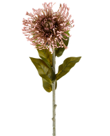La Fleur Artificielle Protea 65 cm mauve est une fleur artificielle unique en forme de protéa, avec une grappe ronde de pétales mauves et pointus, des feuilles vertes et une longue tige, représentée sur un fond blanc uni.