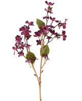 Une fleur artificielle Vernicia Fordii de 63 cm en rouge bordeaux, avec des bouquets de petites fleurs violet foncé et des feuilles vertes sur de fines tiges brun clair, présentées sur un fond blanc.