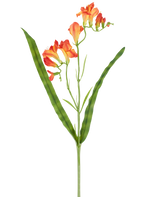 Une seule tige de fleur artificielle Freesia de 56 cm orange, avec de longues feuilles vertes étroites et de multiples fleurs de freesia orange en fleur au sommet, représentée sur un fond blanc.