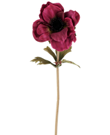 Une seule fleur d'anémone artificielle de 38 cm en rouge bordeaux, avec des pétales rose foncé superposés, un cœur foncé, des feuilles vertes et une tige longue et mince, représentée sur un fond blanc uni.