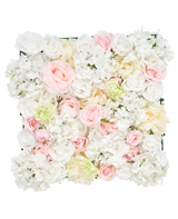 La haie artificielle Fleurs 50x50 cm blanc a un panneau carré rempli de roses blanches artificielles, de pivoines et d'hortensias sur un fond blanc.