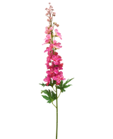 Une seule tige de fleur artificielle Delphinium de 79 cm fuchsia avec des fleurs superposées vibrantes, des feuilles vertes et des bourgeons non ouverts, sur un fond blanc.