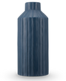 Le Vase Forest Curve 30 cm bleu est un vase cylindrique haut avec des nervures verticales et une finition bleu foncé mate, représenté sur un fond blanc uni.