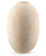 Le Vase Blush Meadow 42 cm beige est un vase rond en céramique avec une surface structurée semblable à de la pierre et une ouverture étroite, représentée sur un fond blanc.