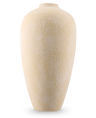 Le vase Calm Bloom 42 cm beige est un grand vase ovale en céramique avec une surface structurée et une ouverture étroite, sur un fond blanc uni.