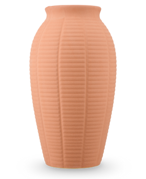 Le Vase Wild Petal 26 cm terra est un grand vase en céramique de couleur pêche avec une texture nervurée verticalement et un bord légèrement évasé.