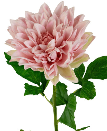 Un gros plan du Kunst Georgine Real Touch rose clair 70 cm montre un seul dahlia rose clair avec des pétales superposés et des feuilles vertes sur la tige, sur un fond blanc.
