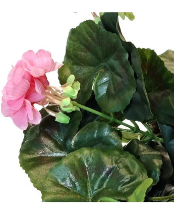 Un gros plan du Géranium Artificiel 40 cm rose, avec plusieurs feuilles vertes sur fond blanc.