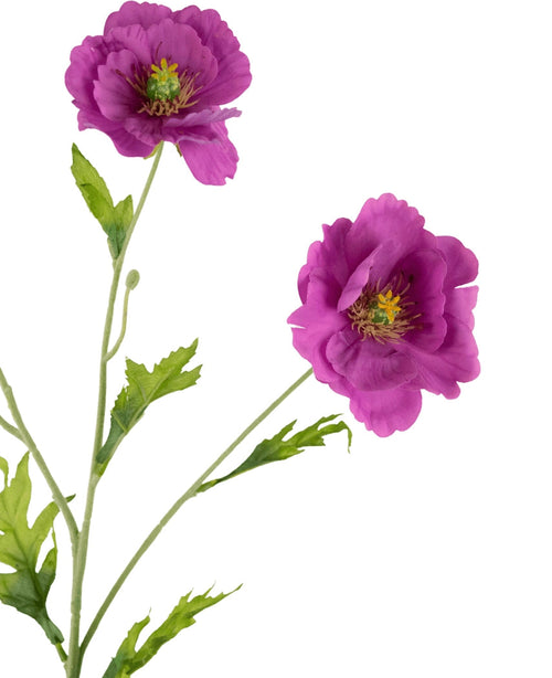 Le Coquelicot Artificiel Real Touch Violet 65 cm a deux coquelicots artificiels violets vibrants avec des volants dans les pétales et un cœur jaune sur des tiges vertes avec des feuilles sur un fond blanc.
