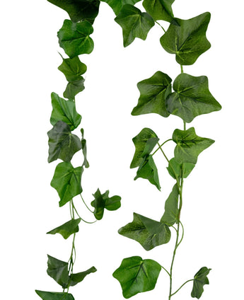 La Guirlande de Lierre Artificiel 180 cm vert présente des feuilles de lierre vert artificiel en forme de cœur sur des tiges fines et bouclées, suspendues sur un fond blanc.
