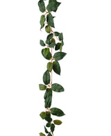La guirlande artificielle Tradescantia verte 180 cm possède une longue plante grimpante pendante avec des feuilles vertes ovales et de fines tiges rougeâtres, représentées sur un fond blanc.