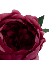 Gros plan de la fleur artificielle pivoine Lotus Real Touch rouge 58 cm, une pivoine artificielle rose foncé avec des pétales superposés et deux feuilles vertes, sur un fond blanc uni.