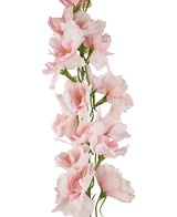 Un gros plan de la guirlande de fleurs artificielles Delphinium Real Touch Rose 90 cm, avec de multiples fleurs rose tendre et tiges vertes, sur fond blanc.