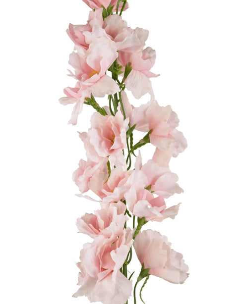 Un gros plan de la guirlande de fleurs artificielles Delphinium Real Touch Rose 90 cm, avec de multiples fleurs rose tendre et tiges vertes, sur fond blanc.
