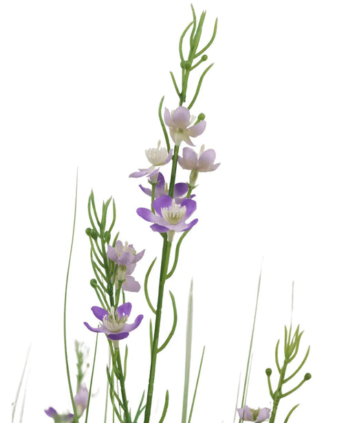 Le pot de gazon artificiel millet oignons 90 cm ignifuge a de hautes tiges vertes avec des feuilles minces et de petites fleurs violettes et blanches à cinq pétales réparties le long des tiges, magnifiquement exposées sur un fond blanc.