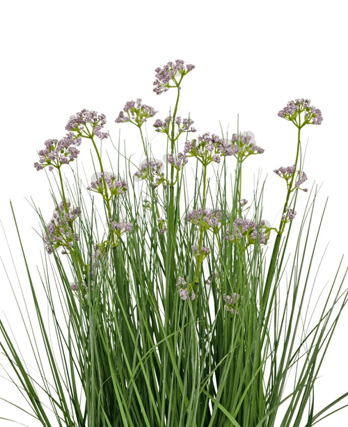 Le pot d'herbe d'oignon de fleur de poireau artificiel de 60 cm a des feuilles vertes hautes et fines et des bouquets de petites fleurs violettes claires délicates sur de longues tiges. L’arrangement est ignifuge et représenté sur un fond blanc.
