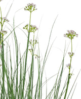 Le pot de gazon artificiel, poireaux, fleurs, oignons, 90 cm, ignifuge, présente un gazon artificiel vert haut et mince et de délicates fleurs blanches sur un fond blanc uni.