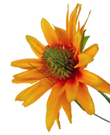 Un gros plan du pot d'oignon chrysanthème en gazon artificiel 90 cm ignifuge, avec des feuilles de chrysanthème orange artificielles et un cœur vert structuré, sur un fond blanc.