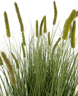 Le pot d'herbe à oignon et cattail de gazon artificiel de 150 cm ignifuge présente un gazon artificiel vert haut avec des feuilles longues et étroites et des têtes de graines cylindriques moelleuses, représentées sur un fond blanc.