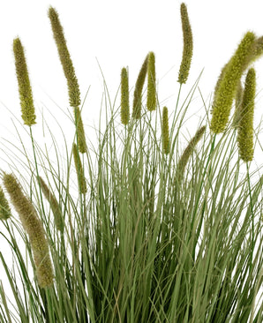 Le pot d'herbe à oignon et cattail de gazon artificiel de 150 cm ignifuge présente un gazon artificiel vert haut avec des feuilles longues et étroites et des têtes de graines cylindriques moelleuses, représentées sur un fond blanc.