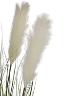 Le pot de gazon artificiel en tissu de roseau et d'oignon de 120 cm ignifuge a deux grandes plumes blanches moelleuses avec de fines tiges et feuilles vertes sur un fond blanc uni.
