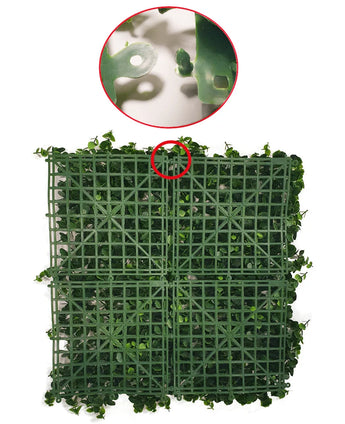 Quatre panneaux en plastique vert ignifuge de 100 x 100 cm avec des feuilles artificielles Savanne sont reliés entre eux, illustrés avec un gros plan du mécanisme de verrouillage avec lequel les panneaux sont fixés les uns aux autres.