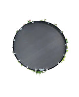 Haie Artificielle sur Cadre Noir Ø100 cm, avec petites plantes vertes et fleurs roses sur un plateau rond noir, vue de dessus sur fond blanc.