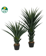 La plante artificielle Agave Pandora UV 120 cm a de longues feuilles vertes pointues et est représentée sur un fond blanc. Une icône verte du soleil UV en haut à gauche souligne la résistance aux UV.