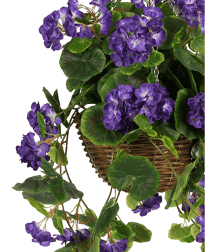 Le bégonia artificiel violet dans un panier UV de 70 cm présente des fleurs de bégonia artificielles violettes vibrantes et des feuilles vertes luxuriantes, tombant élégamment en cascade d'un panier tressé marron pour un affichage réaliste et accrocheur.
