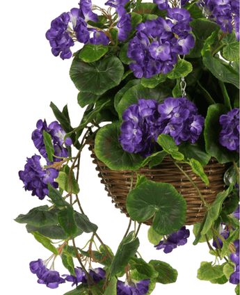 Le bégonia artificiel violet dans un panier UV de 70 cm présente des fleurs de bégonia artificielles violettes vibrantes et des feuilles vertes luxuriantes, tombant élégamment en cascade d'un panier tressé marron pour un affichage réaliste et accrocheur.