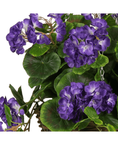 Un gros plan du Bégonia artificiel violet dans un panier UV 70 cm, avec des fleurs de Bégonia artificielles violet vif avec des feuilles vertes dans un panier suspendu.
