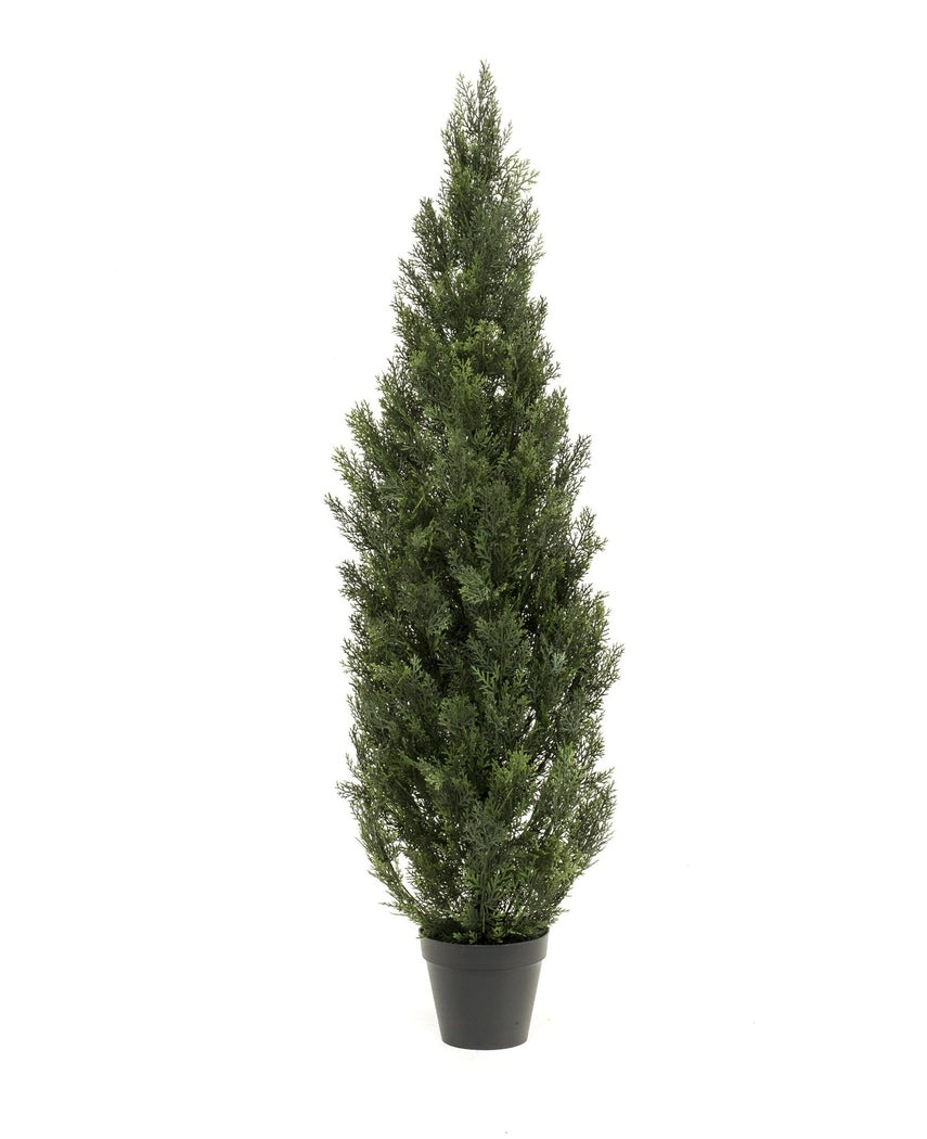 La plante artificielle conifère UV 150 cm est un grand pin artificiel vert avec des feuilles denses en forme d'aiguilles, représentées sur un fond blanc uni.