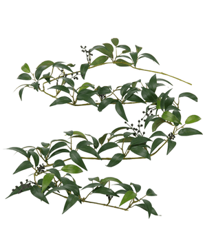 La Guirlande Artificielle Smilax 180 cm possède des branches longues et fines avec des grappes de feuilles vert foncé et de petites baies noires sur fond blanc.
